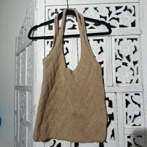 Stickad vöska - Stickad påse/väska i en mörkare beige färg! Oanvänd🤍🤎