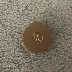Anastasia bronzer - Säljer min Anastasia bronzer för att den aldrig kommer till användning❤️ Ändast använd 2 ggr med en borste! Skriv till mig innan ni köper!!!!