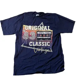 Vintage 83-classical music T-shirt i storlek Large. Skriv på dm vid frågor eller fler bilder!