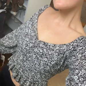 Blus  - Långärmad blus i småblommigt mönster.  Knappt använd & i fint skick. 