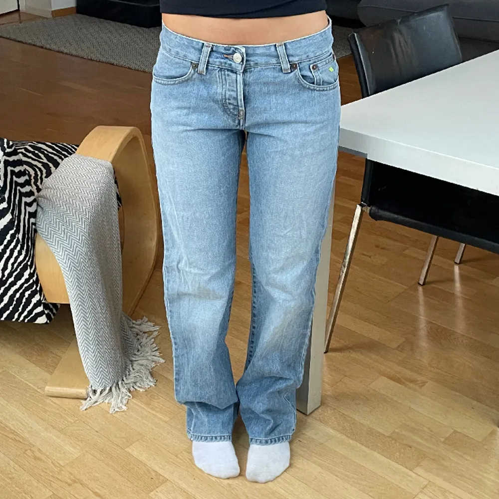 Lågmidjade jeans från DKNY i storlek 27/32, jag är 165 ☺️🤩. Jeans & Byxor.