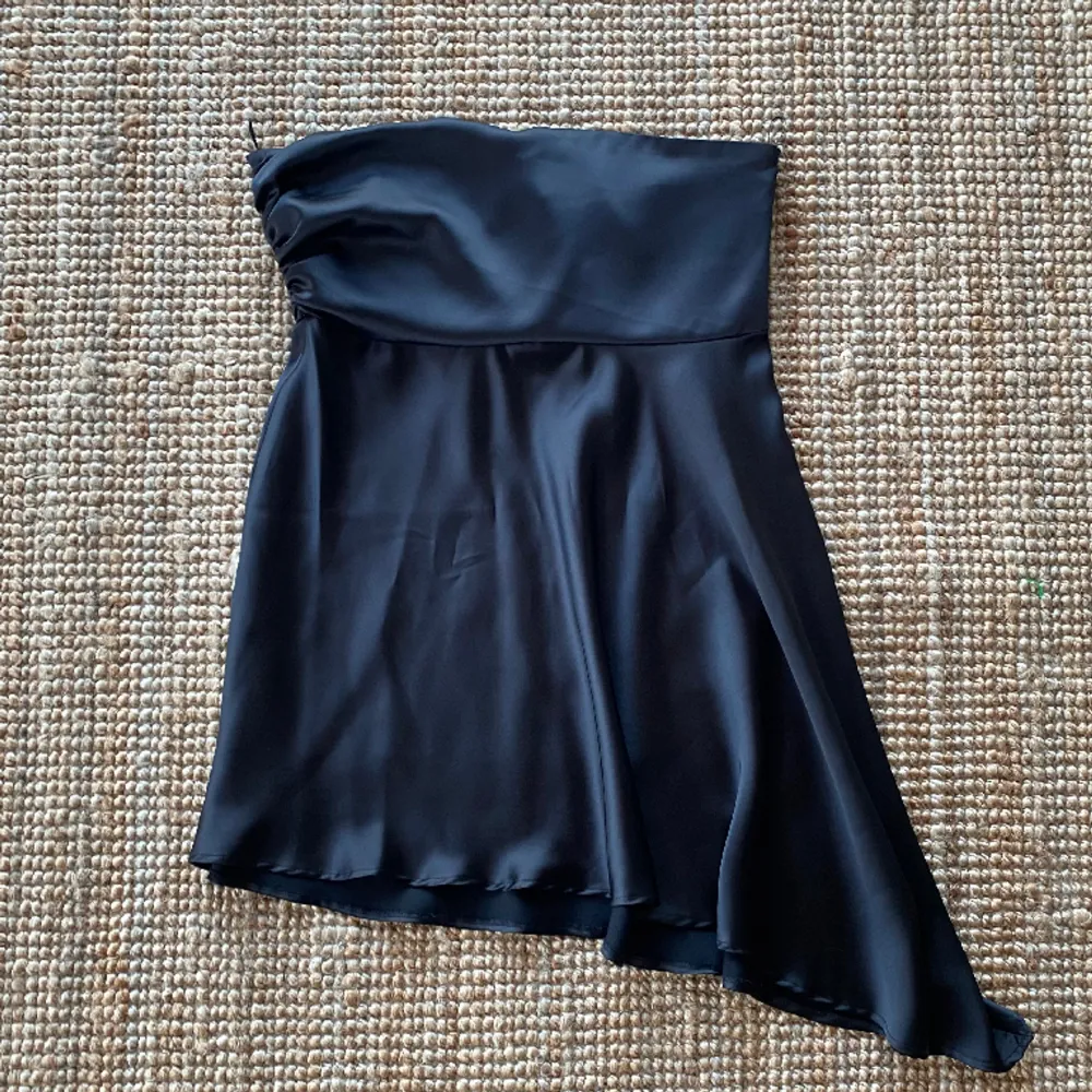 Assymetrisk miniklänning från zara. Helt oanvänd, nypris 359 kr! Klänningen är i storlek XL men skulle uppskatta den som L/M. Klänningar.