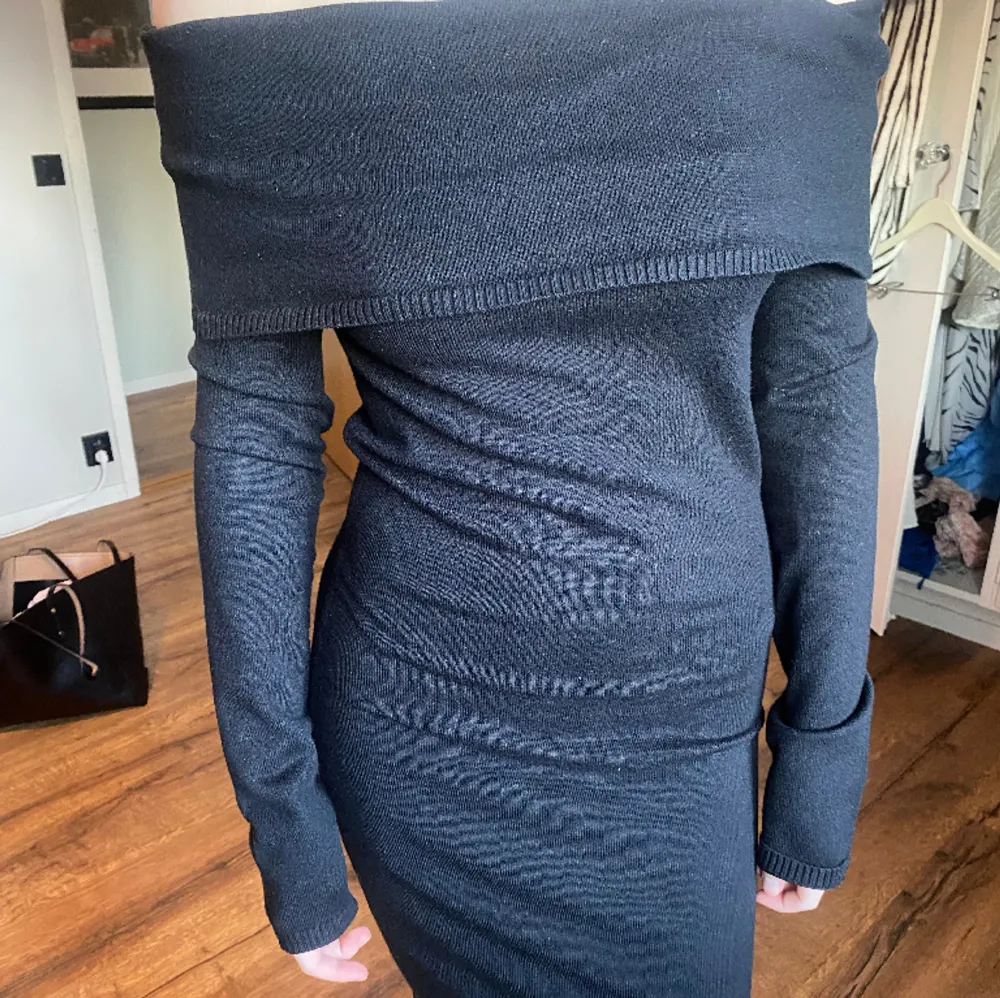 En lite kortare svart off-shoulder klänning från NA-KD. Säljer den för att den tyvärr aldrig kommit till användning.🥰. Klänningar.