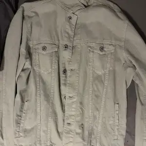 New Denim jacket  XL size , great if your chest is EU 52+  Or UK 44  I bought this 7 months ago never wore it outside as it was too big for me. So it’s practically new!