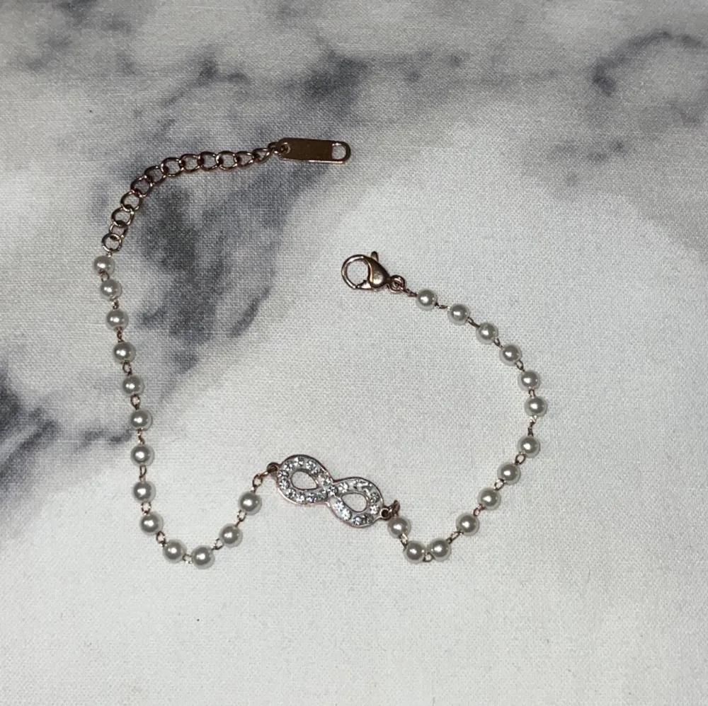 Supergulligt armband med evighetssymbolen och små pärlor, knappt använt! Köpt på Kreta för några år sedan! Kontakta mig innan ni använder köp nu🥰. Accessoarer.