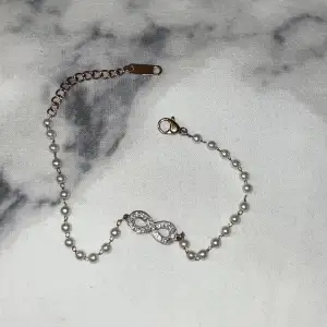 Supergulligt armband med evighetssymbolen och små pärlor, knappt använt! Köpt på Kreta för några år sedan! Kontakta mig innan ni använder köp nu🥰