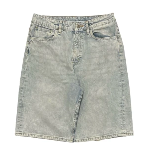 baggy jeansshorts/jorts - säljer dessa ascoola baggy jeansshortsen/jorts i bra skick! shortsen går över knäna. fråga gärna för mått! om du har frågor så är det bara att kontakta mig!