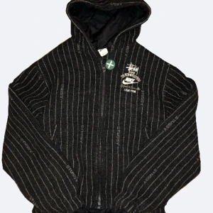 Nike X Stussy ”Wool Jacket” - Har inte användts jätte mycke, men den är riktigt varm och passar perfekt som en Winter jacka! Köpt på stockX, Storlek M men sitter som en mindre L. På baksidan är de en stor Nike swoosh logga som är full embroderi!