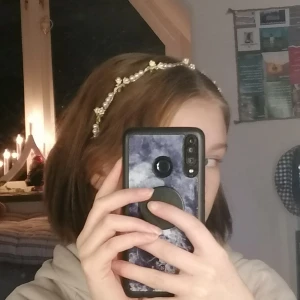 Diadem med blommor och pärlor  - Ett guldfärgat diadem med pärlor och blommor på toppen, perfekt inför våren/sommaren. Skriv om du har några frågor