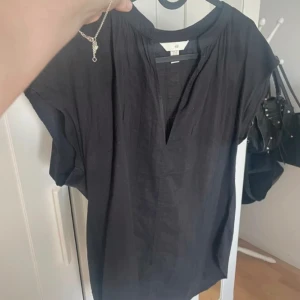 H&M blus  - Svart fin blus från H&M, köpt i sommras men kom aldrig till användning! 💗