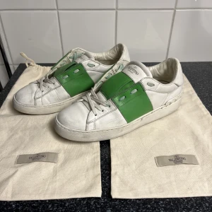 Valentino Opens - Säljer nu dessa Valentino Garavani Opens. De är äkta och använda i ca 1 år därav skicket. Har dustbag till dem och säljer billigt pga skicket. Kan mötas i Jönköping eller så betalar köpare frakt. Fler frågor eller bilder i DM🤞🏻💯