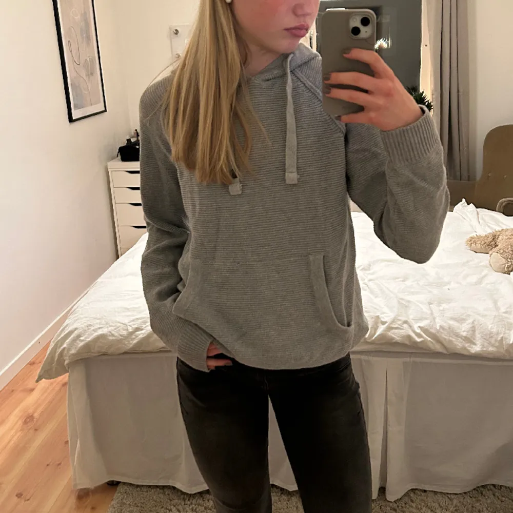 Supermysig grå stickad hoodie i strl M, passar bra på mig som brukar ha S🙌🏻. Stickat.