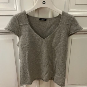 Kashmir tröja - 100% äkta kashmir tröja från Caroll, lite nopprig på insidan, dvs inte något som syns. Passar S/M.
