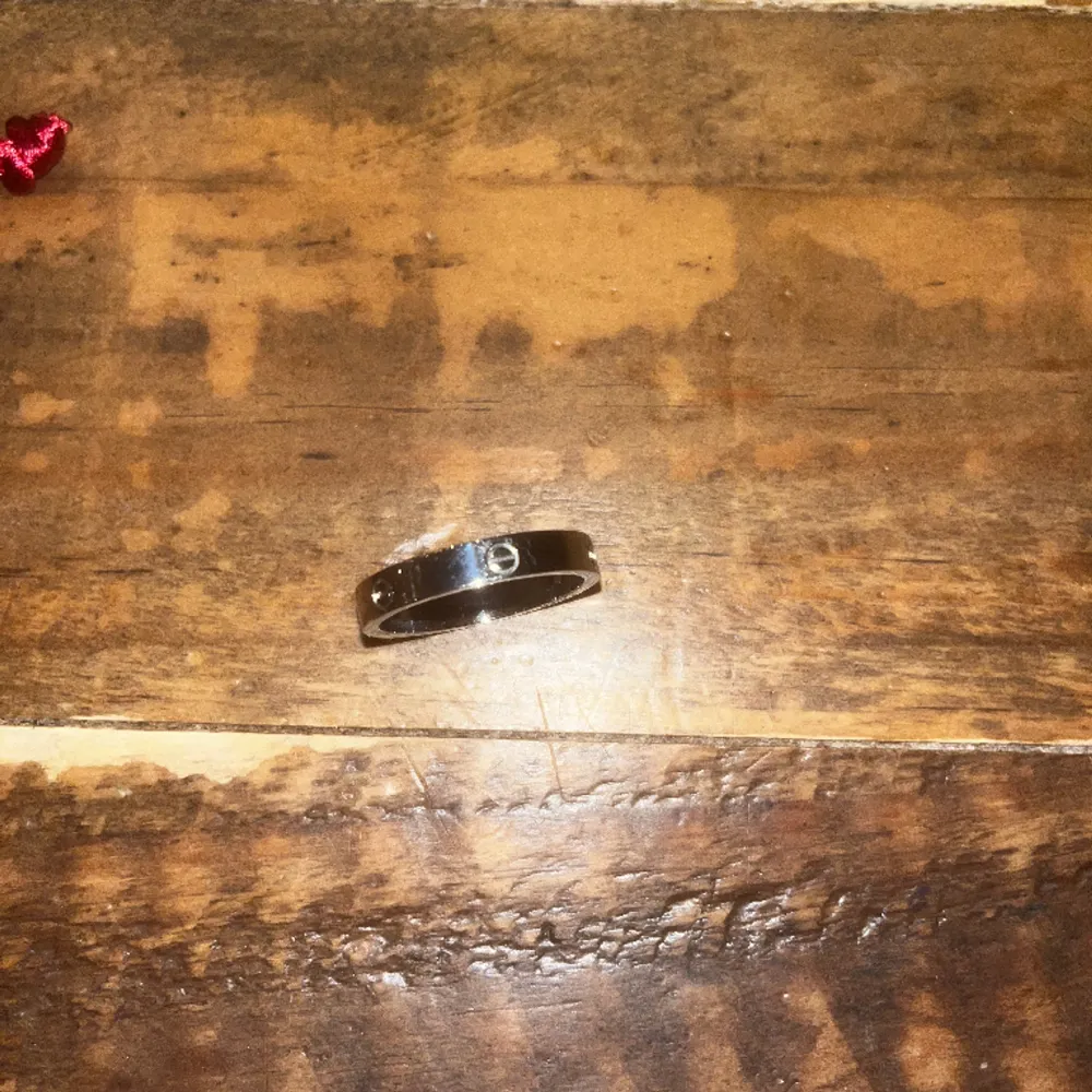Hej! Säljer nu min Cartier ring då jag inte använder den längre. Ringen är använd ett par gånger och är i bra skick utan repor eller skador. För frågor och eventuellt intresse skriv gärna! Jag möter upp eller fraktar dustbagen medföljer😁. Accessoarer.