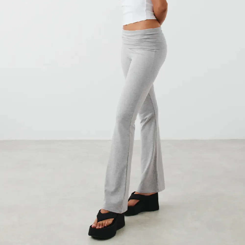 Så mjuka och sköna yogapants från GINATRICOT. Superstretchiga, passar XS-M! modellen heter Soft touch folded flare trousers i färgen ”grey melange”. Säljer även i färgen ”stone”. Sparsamt använda, fint skick! Nypris: 359kr. Jeans & Byxor.