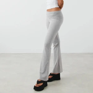 Soft touch GINA - Så mjuka och sköna yogapants från GINATRICOT. Superstretchiga, passar XS-M! modellen heter Soft touch folded flare trousers i färgen ”grey melange”. Säljer även i färgen ”stone”. Sparsamt använda, fint skick! Nypris: 359kr