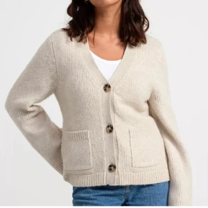 Cardigan lindex - Superfin kofta/cardigan från Lindex i storlek S! Inte mycket använd💕 nypris: 500 mitt pris: 350kr, kan eventuellt gå ned till 300kr vid snabb affär🥰