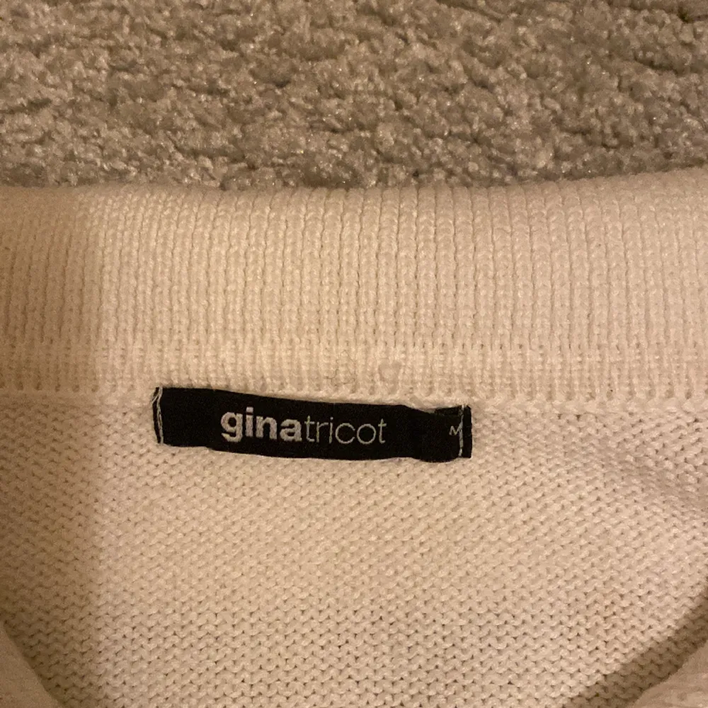 Säljer en randig stickad tröja från Gina Tricot i storlek M men skulle säga att den passar S också. Köpte den för 400kr så säljer den för 250kr för den är endast använd 3 gånger och i väldigt fint skick💓. Stickat.