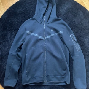Nike tech fleece - Nike tech fleece som är använd typ 3 gånger, inga skador och typ helt ny💕köpt för 1300kr! Den ser grå ut i ljuset men den är svart, Kan diskutera priset vid snabb affär 