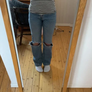 Jeans  - Säljer dessa jeansen med hål i från hm! De är i mycket bra skick utom att de är lite smutsiga längst ner. Säljer för att de är för små. Tar helst swish och köparen står för frakt! Om du har fler frågor kontakta mig 🫶🏻