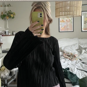 Plisserad topp - Hej! Säljer denna super snygga topp som är plisserad med öppen rygg och snörning, den är använd fåtal gånger men inga tecken på slitage💗😊