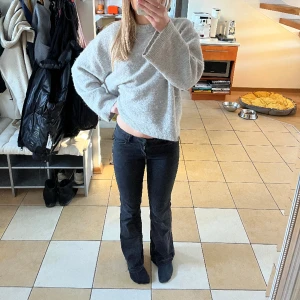 Jeans - Dessa jeans är från Lindex och köptes ett litet tag sedan. De är strl 164, men har sprättat byxorna längst ner (det ser man på bild nr 3)  så passar mig som är ungefär 171. Jag brukar ha strl 36 vanligtvis!
