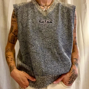 Eytys väst - Stickad väst från Eytys. Snygg att ha både med eller utan något under. Sparsamt använd. Färgen stämmer överens med bild två. 