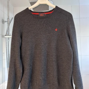 Morris tröja - En grå morriströja i bra skick.  Det är en size M men har blivit krympt till S.  Bara att höra av er vid frågor:)