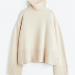 Oversized polotröja i ullmix - Säljer min superfina polotröja från H&M premium selection i färgen ljusbeige, använd fåtal gånger!❣️Nypris 1499kr