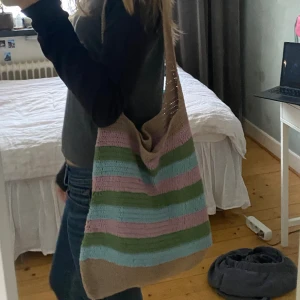 Väska  - Hemvirkad väska som är perfekt för sommaren att ha badkläder mm i, den är hemgjord med den har bra kvalitet och är oanvänd☺️💛