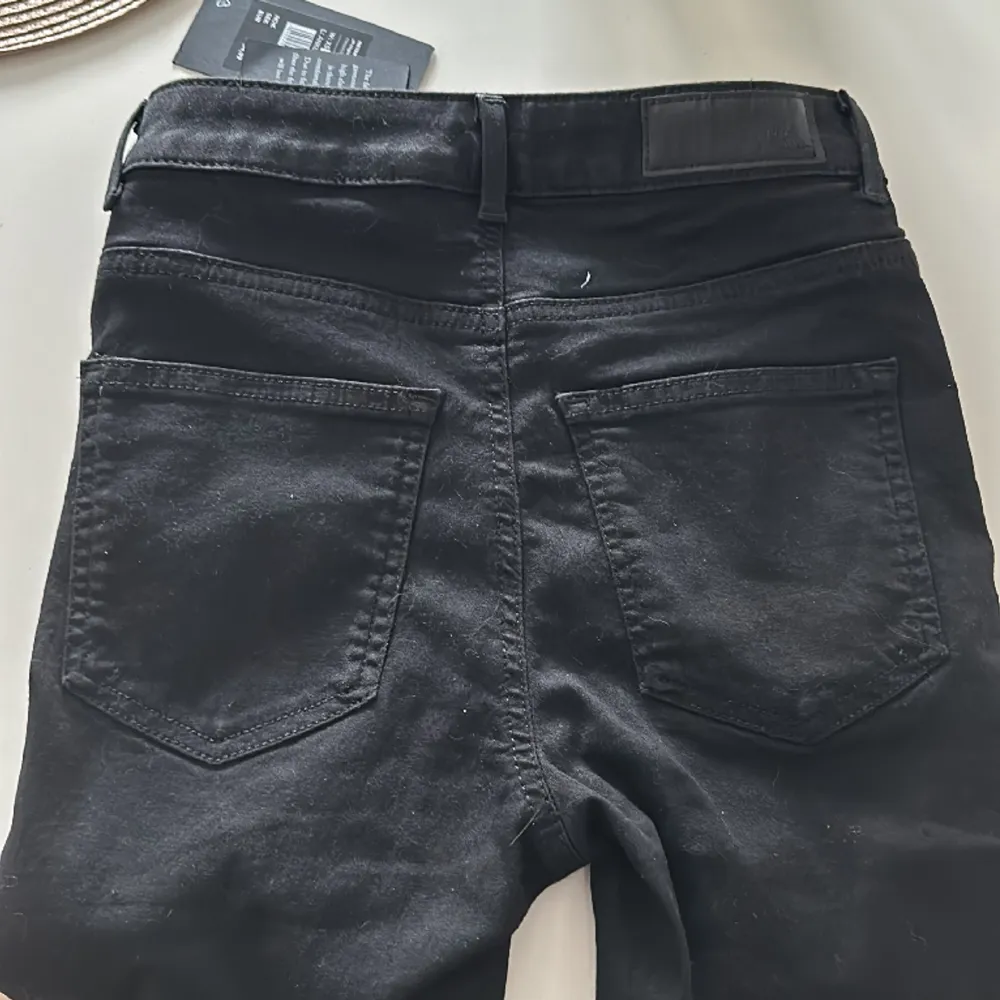 Nya jeans från Bikbok köpta i fel storlek och blivit liggandes.  Never denim higher superflex.  Prislapp kvar, 499kr . Jeans & Byxor.