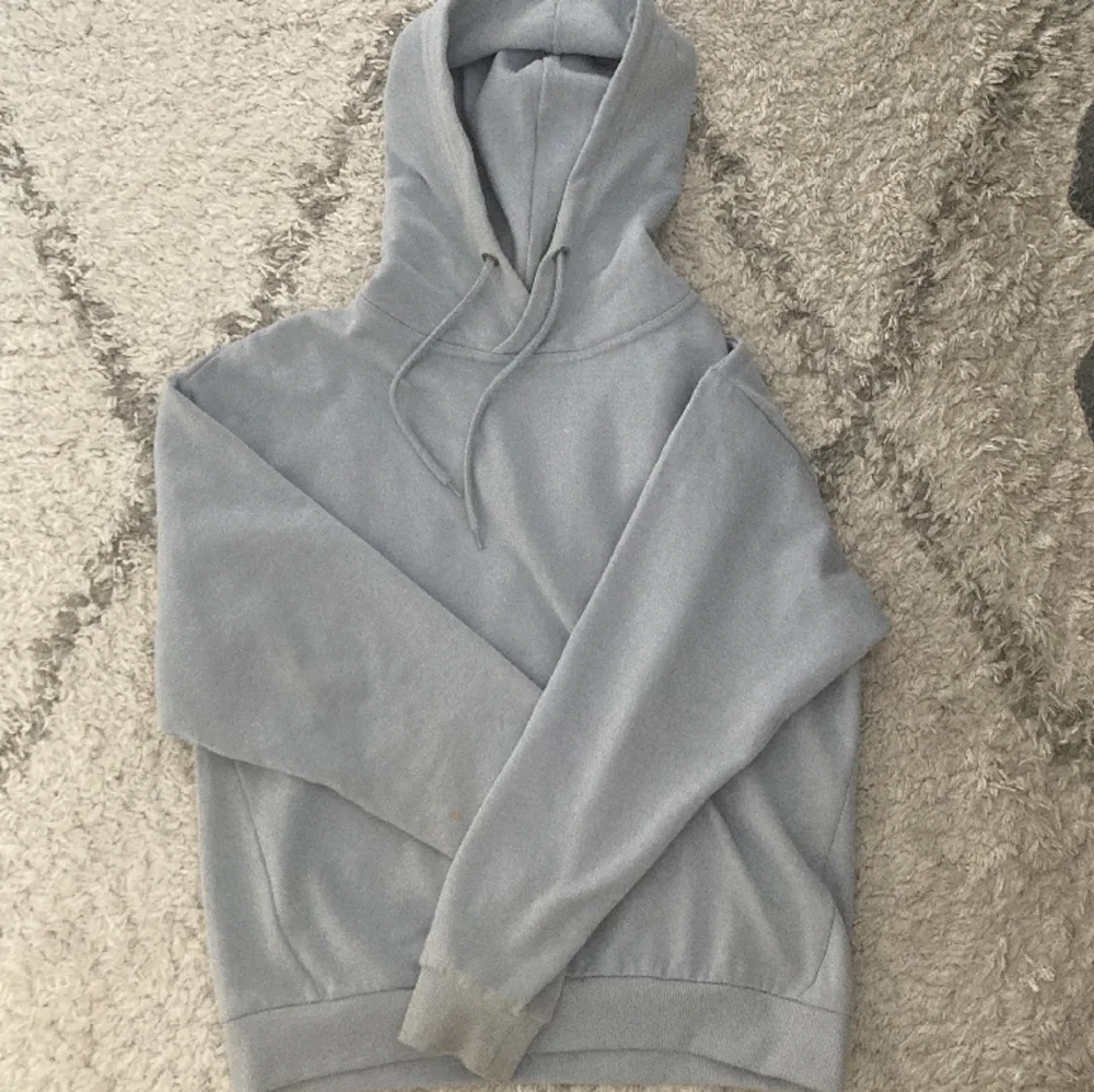 Säljer denna jätte mysiga hoodie från lager 157, nypris ungefär 250 kr. Hoodien är endast använd ett fåtal gånger och jag säljer den pågrund av att den nästan aldrig kommer till användning. Kom privat för fler bilder.. Hoodies.