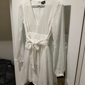 Vit känning  - Vit sommarklänning, perfekt för skolavslutning eller student. Använd 1 gång 