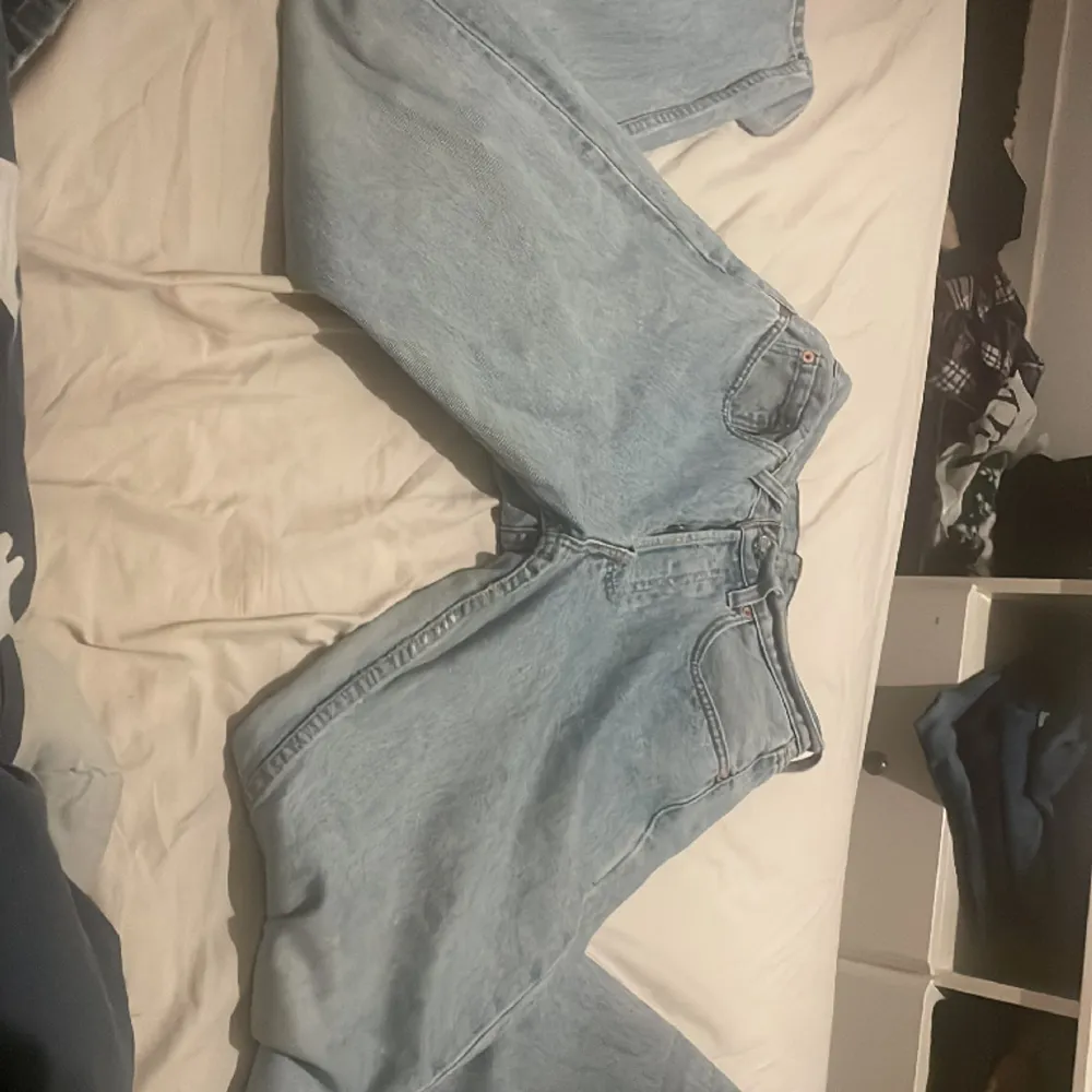 Blåa Levis Jeans storlek m / L . Jeans & Byxor.