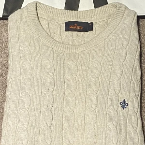 Morris stickad tröja  - Skick 9/10, säljer pga av ett den sitter för tajt. 
