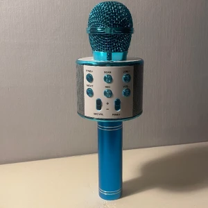 Mikrofon  - Sladdlös mikrofon i mycket bra skick! Perfekt till karaoke🥰 Funkar som den ska å bra ljud för att vara sladdlös. 