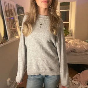 Ljusgrå stickad - Gosig ljus grå/beige stickad tröja! Lite nopprig men inget man märker