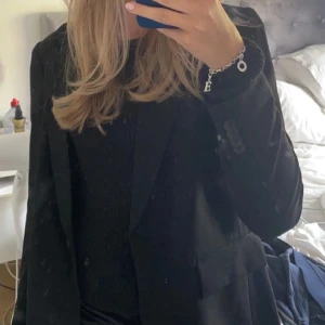 Blazer - En jätte fin blazer som inte kommer till användning🙌🏼 storlek m så den sitter lite större på mej som har s/m 🫶🏼