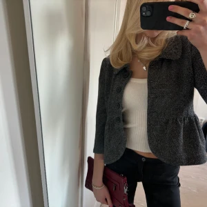 Trekvartsärmad kofta - Så sjukt fin trekvartsärmad kofta från h&m, kan även användas som jacka längre fram i vår💕 sparsamt använd 