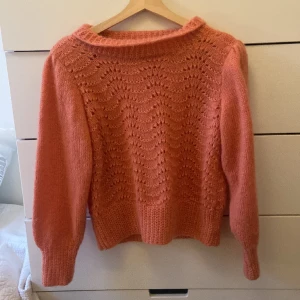 Handstickad tröja - Handstickad tröja i en jättefin korall/rosa färg, den har en liten vadd i axlarna💗