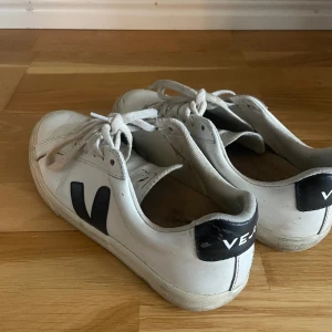 Veja skor - Veja skor använda en del men ändå bra skick på utsidan (ska tvätta dem innan dsm skickas) storleken 39🥰