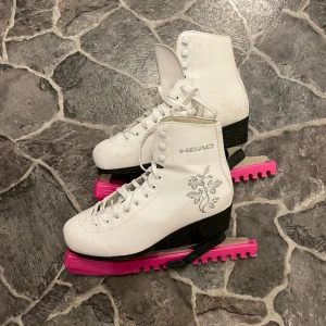 Skridskor med skydd - Perfekta skridskor för vintern i storlek 38, använda men i bra skick, skydd följer med, frakt ingår inte 💕