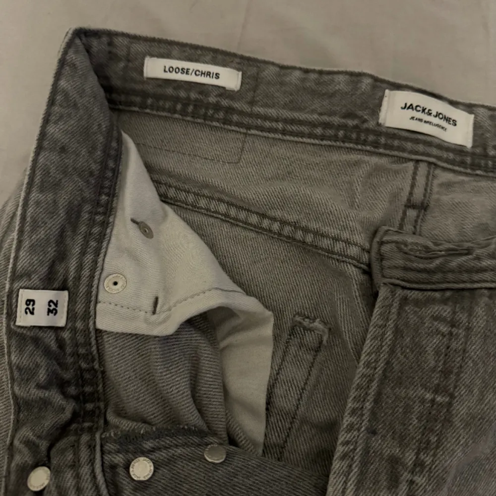 Knappt använda jeans i nästan nyskick. Storlek 29/32, nypris ligger på 600kr. Bara att skriva ifall de undras över något! . Jeans & Byxor.