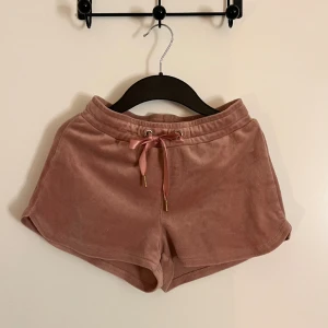 Pyjamasshorts  - Sköna pyjamasshorts med dragsko av satin.