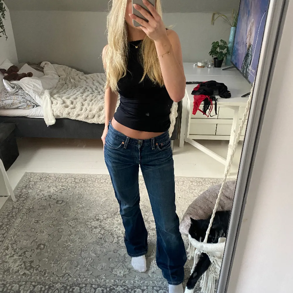 Mammas gamla Levis Jeans i perfekt skick😍 säljer för 700 men kan gå ner vid snabb affär . Jeans & Byxor.