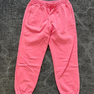 Adidas mjukisbyxor - Adidas mjukisbyxor  Rosa , Tvättat utseende Strlk XL , Liten i Strlk