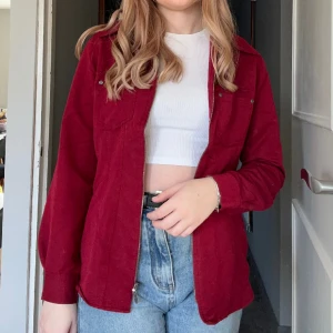 Röd jacka - Röd väldigt tunn jacka, har själv fått den till skänks från en vän men har aldrig använt den. Snygg till t.ex en vit t-shirt!