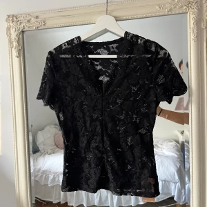 Spetstopp - Säljer denna populära tighta spetstoppen , Nästan precis samma som på den andra (lånade) bilden, aldrig använd med lappen kvar.