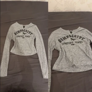 Grå tröja med svart tryck - Grå tröja med svart tryck, aldrig använd.