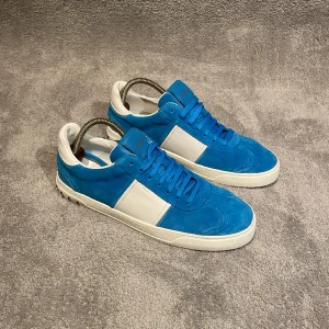 Valentino flycrew - Tja! Säljer nu dessa sjukt snygga och extremt sällsynta valentino flycrew! Skicket är 10/10 helt nya! alla nitar sitter kvar, vid minsta fundering är det bara o höra av sig. Box, dustbag och 2 valentino kort tillkommer. Orderbekräftelse finns!